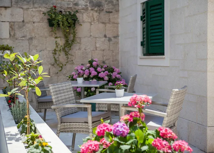 לינה וארוחת בוקר Balatura The Fine 4*